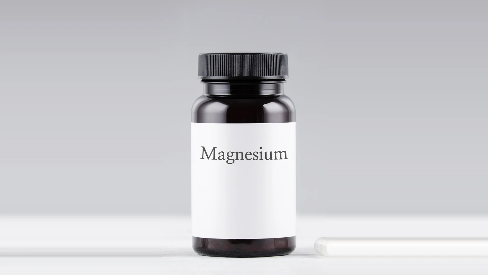 Braune Glasflasche, auf dem weißen Etikett steht nur das Wort Magnesium